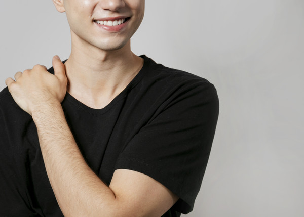 이도훈 다병원 원장은 "어깨 통증의 원인을 회전근개 파열이나 오십견에서 찾기 쉽지만, 실제로는 등 뒤의 날개뼈(견갑골)가 문제의 본질인 경우가 많다"고 설명한다.