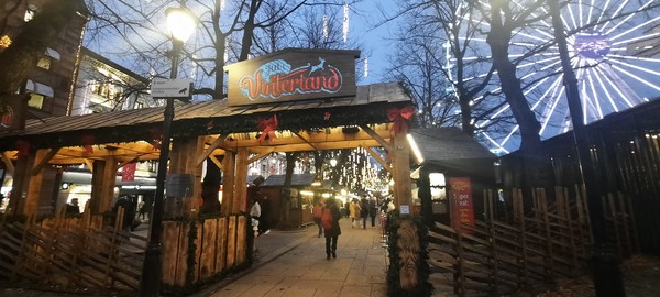 12월 중순, 따뜻한 기온에 눈(雪) 없는 오슬로 겨울마켓을 찾는 사람들. [이철규 북유럽특파원]