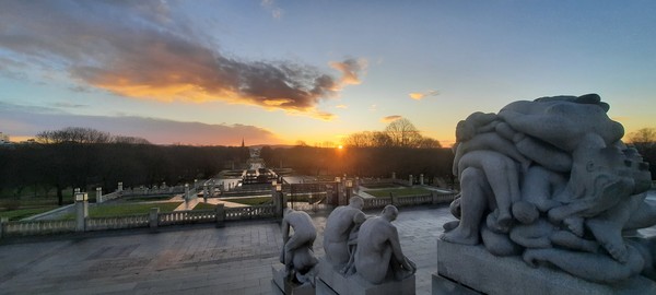 오슬로 프로그네르 공원 (Frogner park)의 구스타프 비겔란드(Gustav Vigeland)의 화강암 인생 조각작품 인근에서 바로 본 12월 21일 일출 [이철규 북유럽특파원]