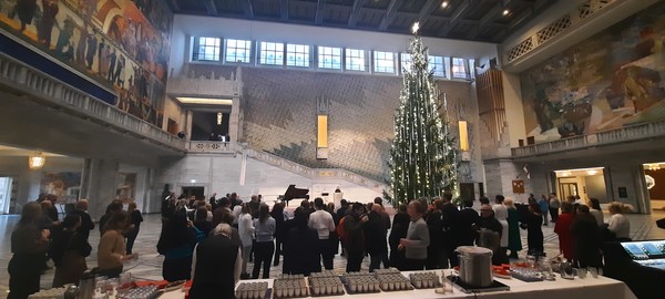 오슬로 시청사 12월 크리스마스 행사모습. 전통음료와 쿠키 등 간식과 함께 문화공연이 펼쳐진다. [이철규 북유럽특파원]