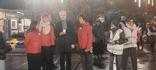 새벽 출근길 시민들과 만남의 자리를 갖는 스퇴레(Støre) 총리 2 [이철규 북유럽특파원]