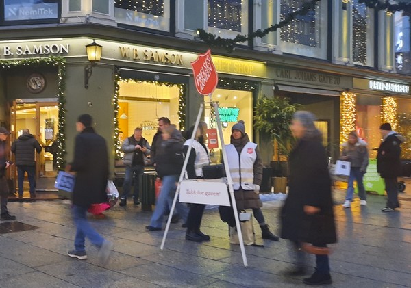 오슬로칼 요한 거리(Karl Johans gate) 자선냄비 [이철규 북유럽특파원]