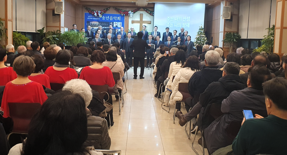 지난 14일, 고양시 덕양구 강매동 늘함께교회에서 고양파주장로합창단이 주최한 송년음악회가 지역 주민들의 큰 호응 속에 마무리됐다.