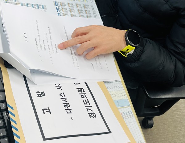 명재성 경기도의원이 22일 고양경찰서를 방문해 서해선 전동차 제작사인 ‘다원시스’를 ‘특정경제범죄 가중처벌 등에 관한 법률(특경법)’ 위반 혐의 등으로 고발했다. 고양경찰서 담당자가 서류를 살펴보고 있다. 