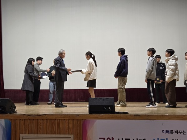 박상돈 회장이 청소년들에게 장학금을 전달하고 있다.