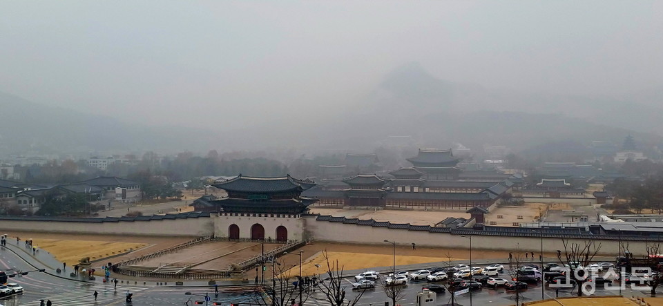 한양의 수도성곽 첫 답사를 나선 12월 하순, 날은 푸근한데 풍경이 안갯속에 묻혀버렸다. 대한민국역사박물관 옥상전망대에서 바라본 광화문과 경복궁 모습. 