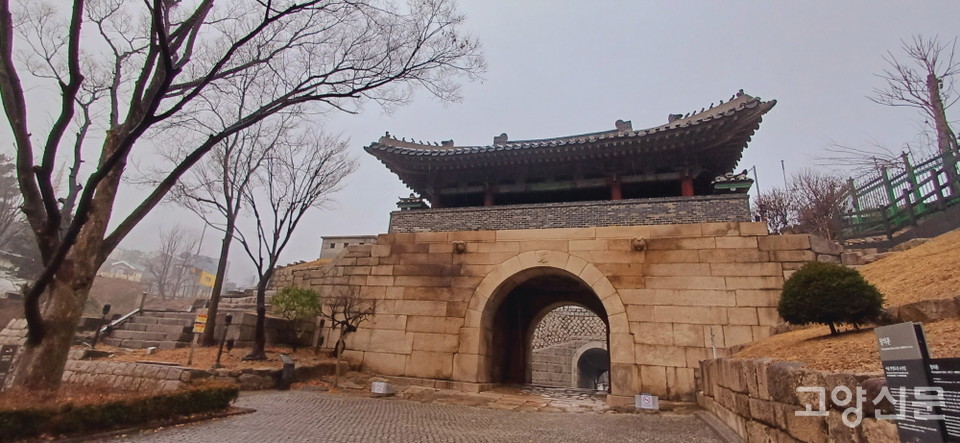 북악산 능선과 인왕산 능선이 만나는 고갯마루에 자리하고 있는 창의문. 한양도성의 여러 문 중에서 숭례문, 흥인지문과 함께 과거의 문루가 온전히 보존됐다.  