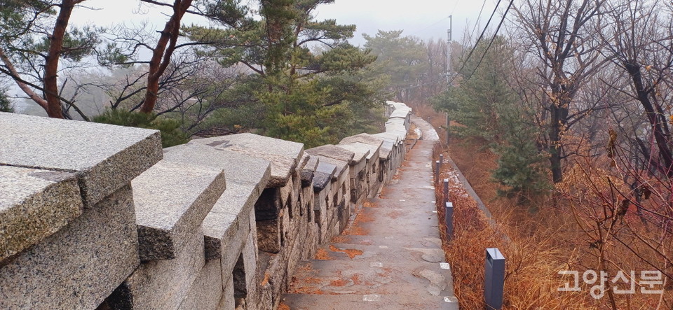인왕산 능선길을 따라 오르는 한양성곽. 