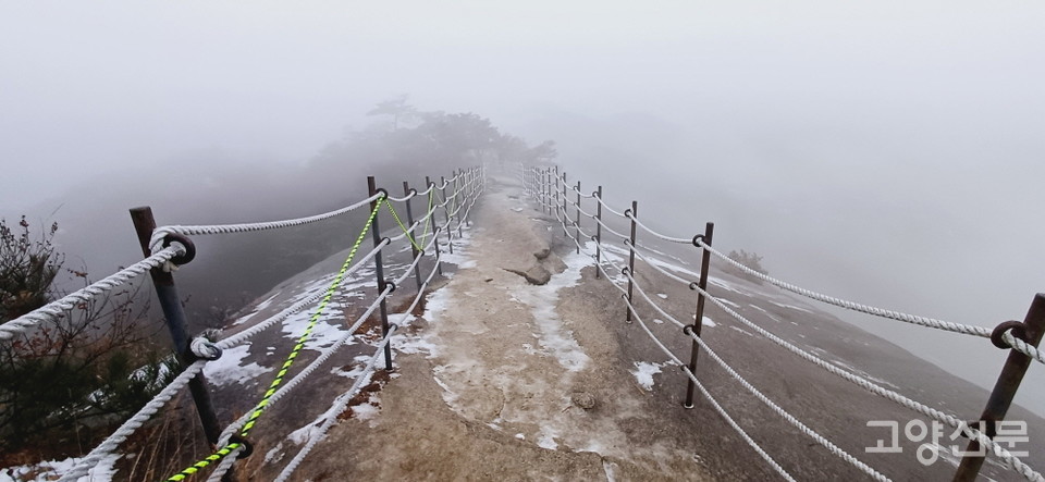 가파른 바위능선이 길게 이어진 기차바위. 한양도성에서 탕춘대성으로 이어지는 시작점이다.  