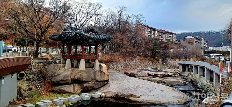 인조반정을 주도한 세력들이 광해군 폐위를 결의하며 칼날을 벼렸다는 이야기가 전해오는 세검정.