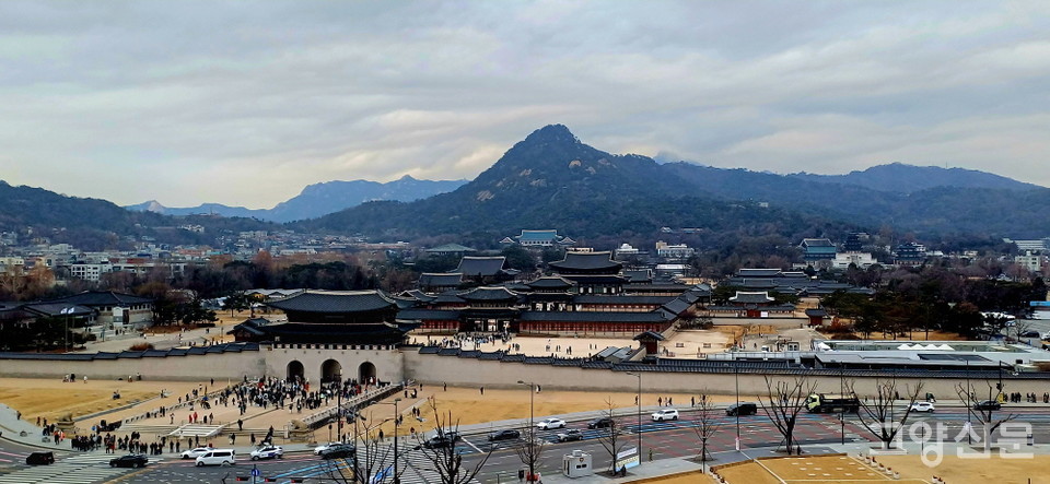 풍경을 제대로 조망하지 못한 아쉬움을 달래고자 첫 답사 일주일 후 대한민국역사박물관 옥상전망대를 다시 찾았다. 마음속으로 그렸던 경관이 한눈에 들어온다. 경복궁 뒤쪽으로 북악산, 왼쪽으로 이어지는 인왕산 능선, 그 너머로 탕춘대성의 연결지점인 북한산 향로봉의 모습이 선명하다. '한양의 수도성곽'의 연결성을 보여주는 상징적 경관이다. 