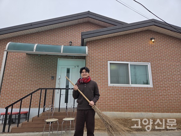 외삼촌이 직접 설계한 외갓집에서. 