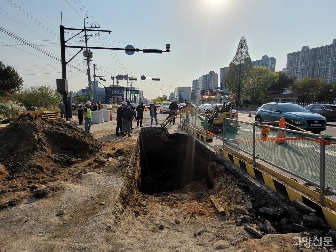 지난 4월 26일 일산동구 풍동의 한 하수관로 정비 공사 현장에서 흙이 무너져 내려 노동자 두 명이 매몰되는 사고가 발생했다. 사진은 사고 현장 모습. [사진제공=경기북부경찰청]