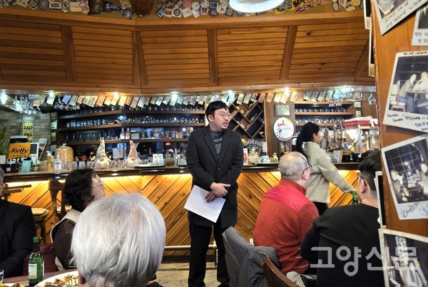 대화동의 한 호프집에서 김호영 솔나미디어 대표가 웹툰 산업의 협업과 상생을 강조하며 참석자들에게 진솔한 인사말을 전하고 있다.