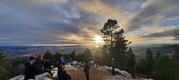 오슬로 노르마카(Nordmarka) 숲 벡타콜렌(Vettakollen) 전망대 2026년 새해 일출. [이철규 북유럽특파원]