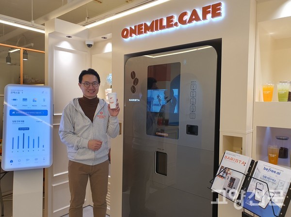 강해운 대표가 원마일카페 앞에서 포즈를 취했다.