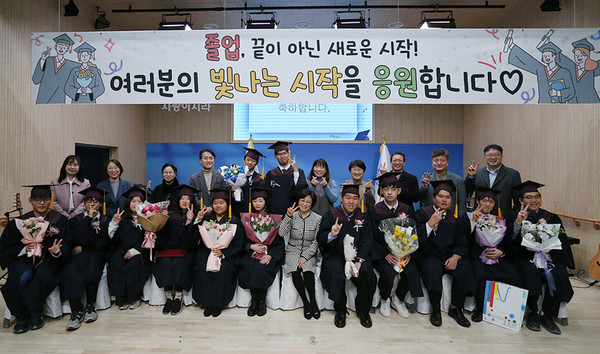 홀트학교 전공과 학생들과 관계자들이 기념 사진을 촬영하고 있다.