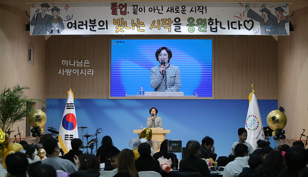 김정민 홀트학교 교장이 격려사를 하고 있다.
