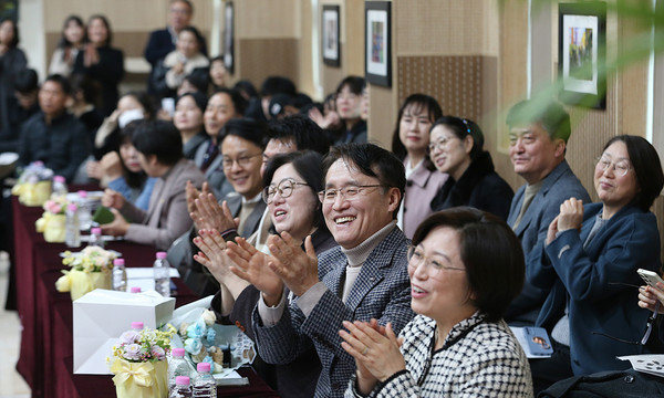 졸업식에 참석한 내빈들이 공연에 큰 박수를 보내고 있다.