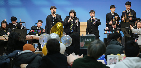 학생들의 축하공연이 열리고 있다. 환호와 응원을 받았다.