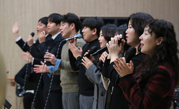 혹트학교 교사들도 축하 공연으로 졸업(수료)식을 축하했다.