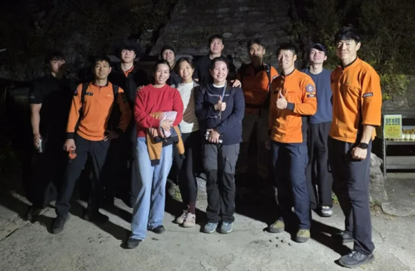 지난해 11월 북한산에서 조난을 당한 싱가포르 국적 관광객 4명이 고양소방서 구조대원들에 의해 안전하게 하산했다. [사진제공=고양소방서]