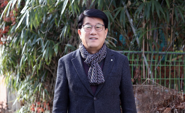 심은보 송포농협 조합장. 그는 현장형으로 이날 아침도 지역의 마을대동회를 찾아 인사를 나눴다. 