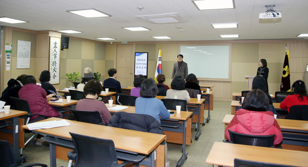 여성단체 정기총회에서 감사의 마음과 헌신에 고마움을 전하는 심은보 조합장