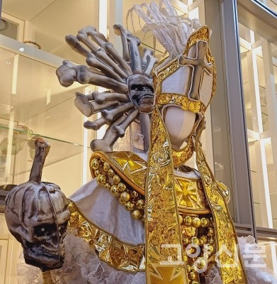 백인들의 종교적 상징을 해골로 표현한 백색  주술의 흔적. 