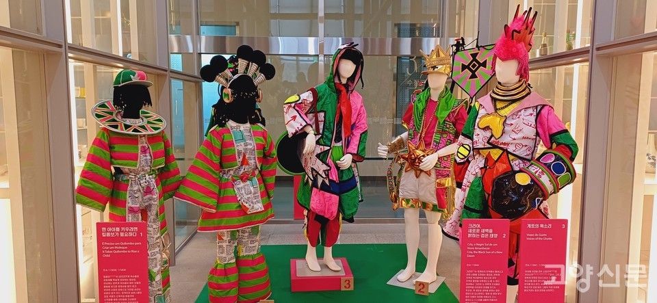 화려한 색채로 꾸며진 리우 카니발 퍼레이드 의상들.