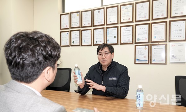 강우람 대표는 인터뷰에서 대한민국 유일의 이중 전기분해 기술을 일군 아버지 강송식 회장에 대한 깊은 존경심을 내비쳤다. 사무실 한켠에는 한우물만의 독보적인 기술력을 증명하는 특허 14건, 디자인 19건, 상표 21건 등 총 50여 개의 각종 인증서가 빼곡히 걸려 있어 장인 정신의 무게를 실감케 했다.