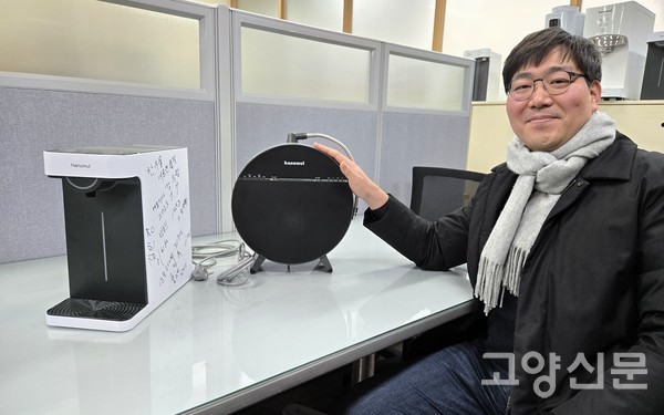 디자인 혁신을 위해 만든 첫 작품이었으나 실패 후 '리더의 선택'을 경계하기 위해 사무실에 전시해 둔 제품이다. 강 대표는 인터뷰 중 이 제품을 소개하며 리더가 짊어진 책임감의 무게를 잊지 않겠다고 강조했다.