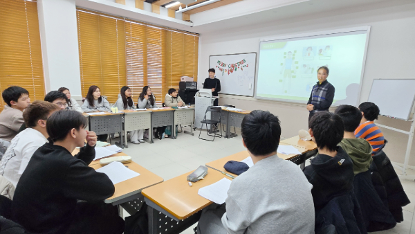 경기고양교육지원청 이검엽 지역교육과장이 겨울 캠프에 참여 중인 이주배경 아동·청소년들에게 응원의 메시지를 전하고 있다.