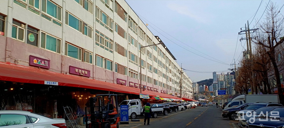 하부를 전차 벙커로 사용할 수 있도록 설계된, 가로 200여m에 이르는 유진상가 건물은 '오늘날의 탕춘대성'이라 부를 만하다. 