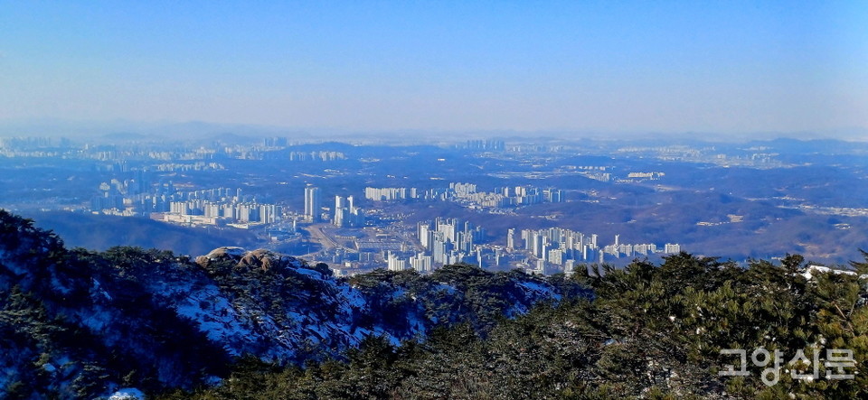 사모바위 바위마당에서 고양시 방향을 조망한 모습. 가까이 지축지구와 삼송지구, 고봉산 너머 탄현지구, 멀리 파주와 김포까지 한눈에 보인다. 