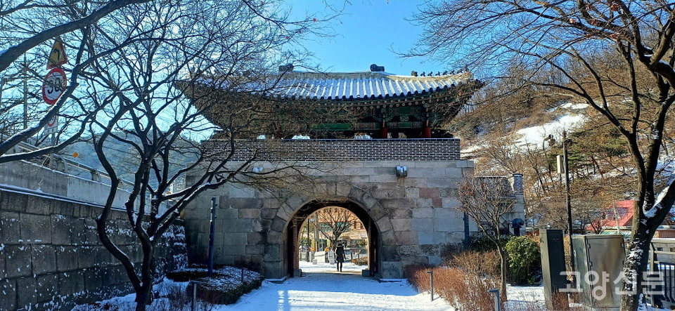한양도성과 북한산성을 연결하는 '탕춘대성'의 중심 관문인 홍지문. 