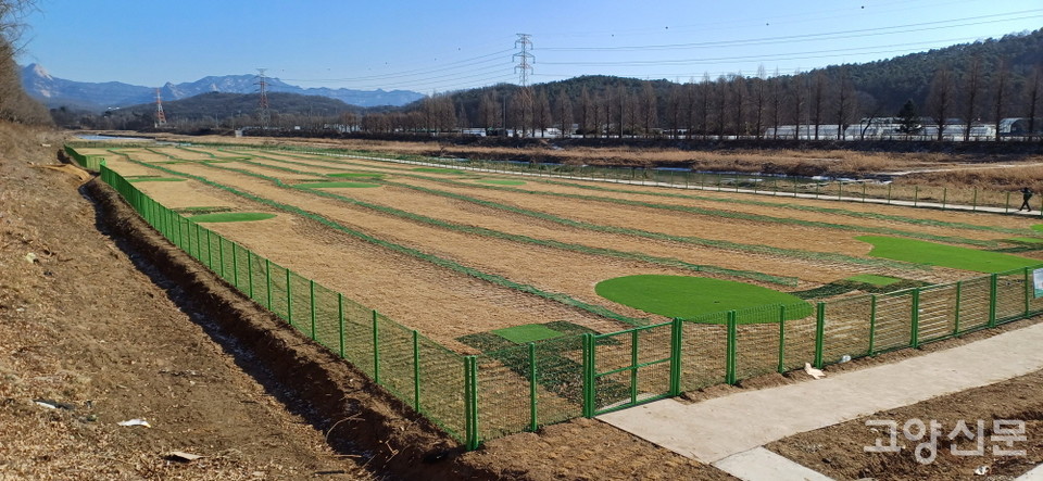 관산동 공릉천문화체육공원 둔치에 길이 300m 규모로 조성된 파크골프장. 시설을 두르고 있는 철제 펜스가 여름철 폭우에 취약할 수 있다는 우려가 제기된다. 