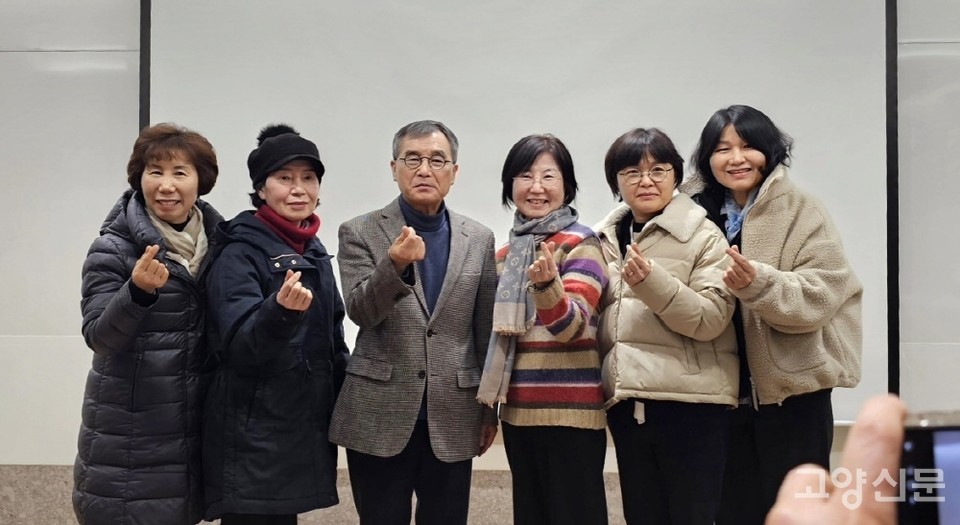 강연을 마친 후 마을숲친구들 숲치유 강사들과 함께 사진을 찍고 있는 김기원 교수.