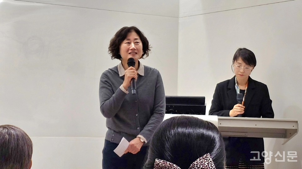 인사말을 하는 사과나무의료재단 노미화 이사. 