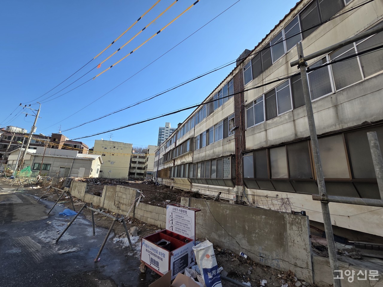 1980년대 중반에서 1990년대 초반에 지어진, 토당동 402번지 일대 노후 공동주택은 현재 대거 이주로 텅 빈 상태다. 능곡 5구역 3165세대 중 7세대만을 남겨두고 이주가 완료된 상태다.