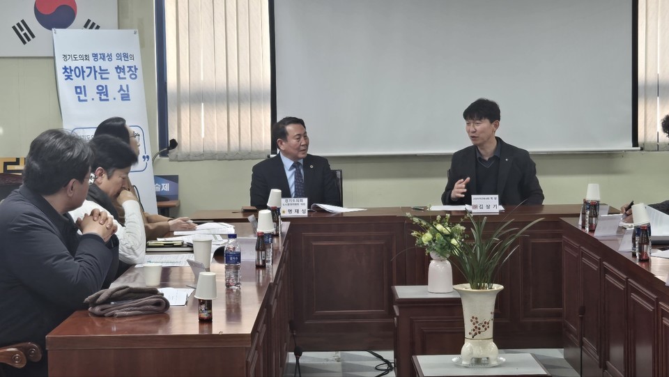 명재성 경기도의원(더불어민주당, 고양5)은 지난 3일 고양지역건축사회 사무실에서 ‘찾아가는 현장 민원실’을 열고 고양지역건축사회 김상기 신임회장 등 임직원들과 지역 건축 현안과 개선 방안을 논의했다.
