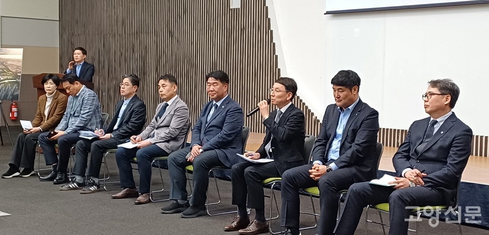 주민 질문에 답하고 있는 김성중 경기도 제1부지사
