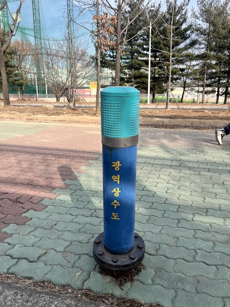 수도관이 지나감을 알려주는 환기구.