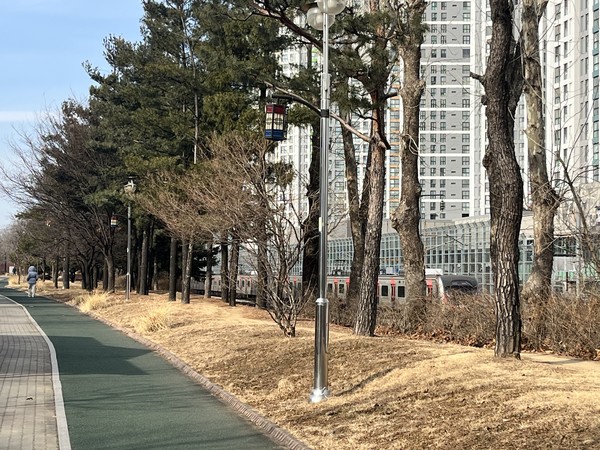경의선 철길 옆 산책로 아래로 상수도가 흐른다(위). 고양시 원수공급 경로도(아래 왼쪽)와 수도관이 지나감을 알려주는 환기구(아래 오른쪽).