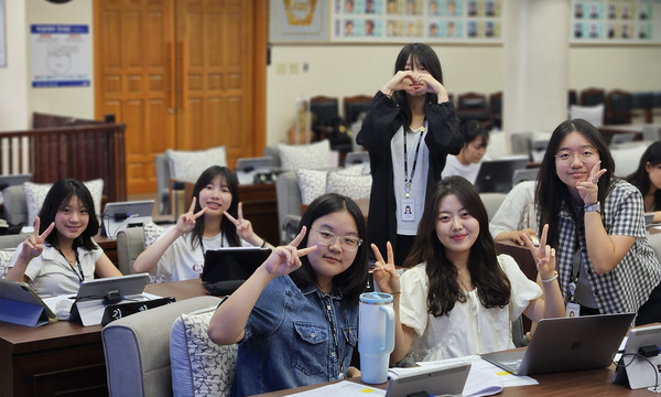 공중화장실 비상용 생리대 무료지급기 확대 설치를 제안한 고양시청소년의회 문화복지위원회 위원들. 신주은 위원장과 이규리 부위원장, 이혜인 의원, 조예원 의원, 조현솔 의원, 노희수 멘토가 함께 자리했다.