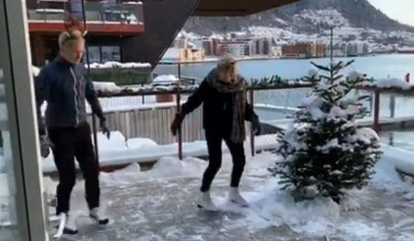 노르웨이 오슬로 인근 아파트 베란다에 아이스링크가 만들어졌다. 옆은 노르웨이를 상징하는 가문비나무. [노르웨이 공영방송 NRK 자료화면 캡처]
