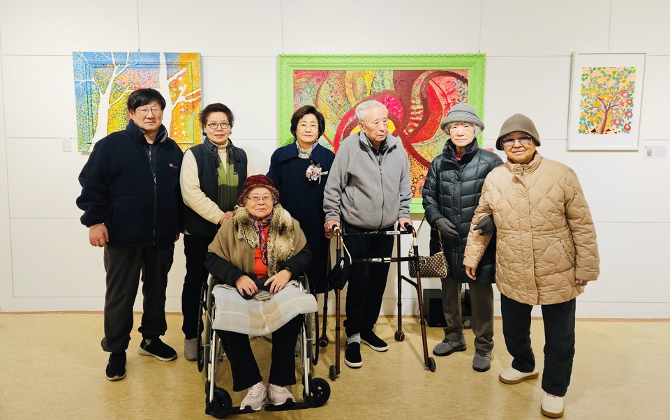 이날 전시장을 찾은 연세케어센터 어르신들은 본인의 손끝에서 탄생한 작품들을 하나하나 마주하며 시종일관 밝은 미소를 띠었다.