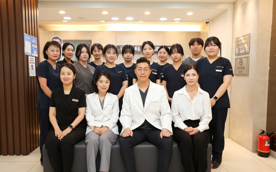 조현우 대표원장(사진 가운데)을 포함해 총 15명의 의료진이 근무하는 닥터조치과는 매일 오전 7시40분부터 전 직원이 참여하는 차팅 회의로 하루를 연다. 원장의 권위 없는 리더십에 직원들은 깊은 신뢰를 보내며, 이는 환자를 향한 진심 어린 응대로 이어진다고 말한다.