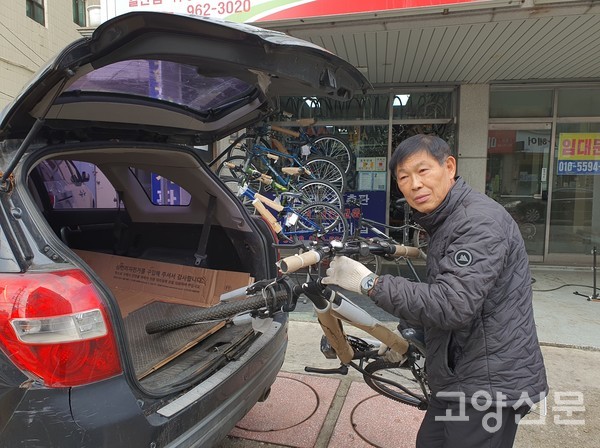 최성덕 대표가 기증할 자전거를 차량에 싣고 있다.