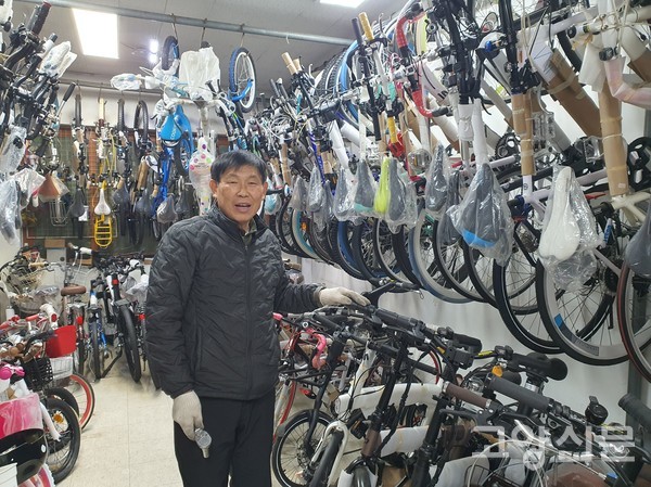고객이 구매한 자전거가 출고 될 때는 반드시 안전 교육을 30분간 실시한 후 고객에게 인계한다.